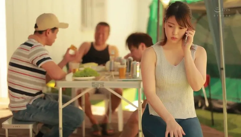 Chồng yêu khờ để cô vợ tham gia sự kiện cắm trại với mấy gã nhà kề bên và cái kết